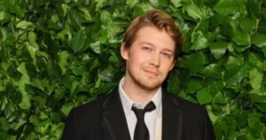 how_tall_is_joe_alwyn_taylor_swifts_partners_height_revealed